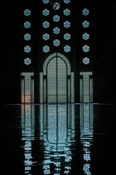 カサブランカのハサン2世モスクでの人々の日常生活 話し合い そして通常の夏の日に一緒に過ごした モスクにはユニークなアラビア語のドアや塔があります — ストック写真
