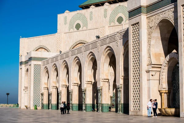 Vida Cotidiana Diferentes Personas Mezquita Hassan Casablanca Oración Charla Tiempo —  Fotos de Stock