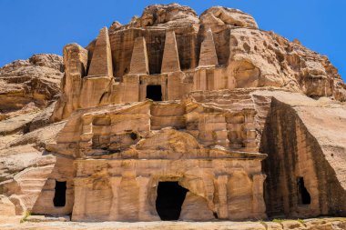 Petra büyük bir Saray Mezarı ve Ürdün 'ün başlıca ilgi odağı. Petra UNESCO miras listesine dahil edildi. Petra 'nın tarihi bölgesinde, antik Petra kentindeki Nabatean Tiyatrosu' nun yanında, Bedevi evleri bulunmaktadır..
