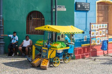 Caminito caddesinin parlak renkleri La Boca mahallesinde, Arjantin 'in Buenos Aires' in en eski işçi sınıfı mahallesinde. Caminito sanat caddesi renkli bir cadde, restoran, bar ve ana seyahat merkezidir..