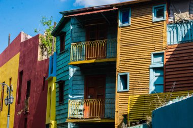Caminito caddesinin parlak renkleri La Boca mahallesinde, Arjantin 'in Buenos Aires' in en eski işçi sınıfı mahallesinde. Caminito sanat caddesi renkli bir cadde, restoran, bar ve ana seyahat merkezidir..