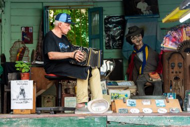 Caminito caddesinin parlak renkleri La Boca mahallesinde, Arjantin 'in Buenos Aires' in en eski işçi sınıfı mahallesinde. Caminito sanat caddesi renkli bir cadde, restoran, bar ve ana seyahat merkezidir..