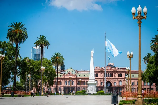 Buenos Aires 'in şehir merkezinde, Plaza de Mayo' nun yanında, yaz gününün ana meydanı olan günlük yaşam. Plaza de Mayo (Mayıs Meydanı) Buenos Aires, Arjantin. 25 Mayıs 1810 'dan beri Arjantin' in siyasi hayatının merkezi. 