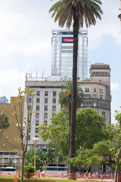 Buenos Aires 'in şehir merkezinde, Plaza de Mayo' nun yanında, yaz gününün ana meydanı olan günlük yaşam. Plaza de Mayo (Mayıs Meydanı) Buenos Aires, Arjantin. 25 Mayıs 1810 'dan beri Arjantin' in siyasi hayatının merkezi. 