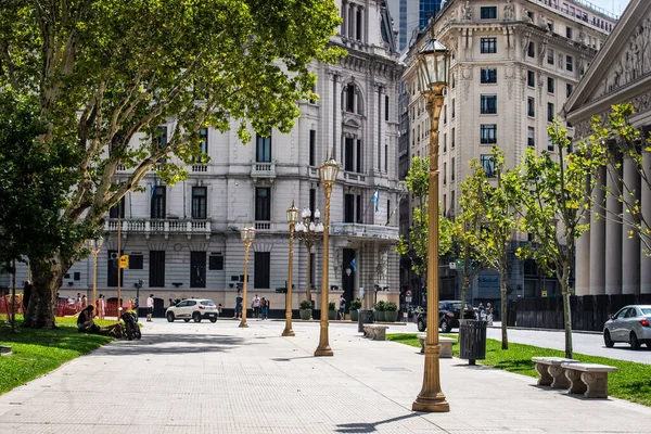 Buenos Aires 'in şehir merkezinde, Plaza de Mayo' nun yanında, yaz gününün ana meydanı olan günlük yaşam. Plaza de Mayo (Mayıs Meydanı) Buenos Aires, Arjantin. 25 Mayıs 1810 'dan beri Arjantin' in siyasi hayatının merkezi. 