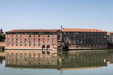 Toulouse, Garone nehrinin kıyısında bir yer. Hastane de La Grave ve Feribot Tekerleği Garone nehrine yansıdı.