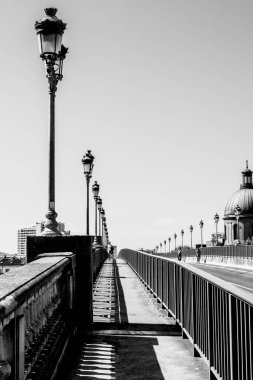 Toulouse, Garone nehrinin kıyısında bir yer. Hastane de La Grave ve Feribot Tekerleği Garone nehrine yansıdı.