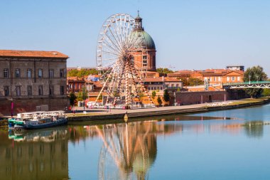 Toulouse, Garone nehrinin kıyısında bir yer. Hastane de La Grave ve Feribot Tekerleği Garone nehrine yansıdı.