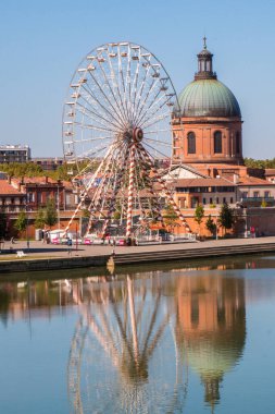 Toulouse, Garone nehrinin kıyısında bir yer. Hastane de La Grave ve Feribot Tekerleği Garone nehrine yansıdı.