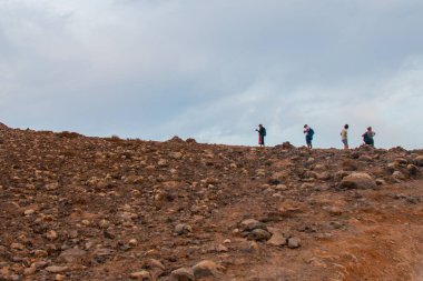 Volkan Montana Roja de Playa Blanca 'nın panoramik manzarası, Lanzarote, İspanya. Kanarya Adaları 'ndaki en popüler volkanlardan biri ve güneydeki beyaz evlerin toplam manzarası.. 