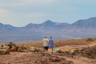Volkan Montana Roja de Playa Blanca 'nın panoramik manzarası, Lanzarote, İspanya. Kanarya Adaları 'ndaki en popüler volkanlardan biri ve güneydeki beyaz evlerin toplam manzarası.. 
