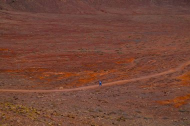Volkan Montana Roja de Playa Blanca 'nın panoramik manzarası, Lanzarote, İspanya. Kanarya Adaları 'ndaki en popüler volkanlardan biri ve güneydeki beyaz evlerin toplam manzarası.. 