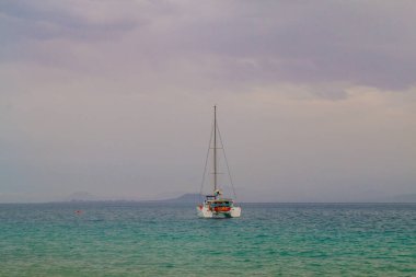 Playa Blanca köyündeki Lanzarote adasında güzel bir sahil. Turkuaz okyanus kumsalı volkanik dağlar, Atlantik Okyanusu ve harika Papagayo plajlarıyla çevrili. Lanzarote. Kanarya Adaları