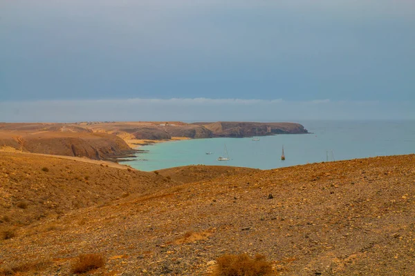 Piękna Plaża Wyspie Lanzarote Miejscowości Playa Blanca Turkusowym Oceanem Piaszczysta — Zdjęcie stockowe