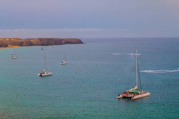 Piękna Plaża Wyspie Lanzarote Miejscowości Playa Blanca Turkusowym Oceanem Piaszczysta — Zdjęcie stockowe