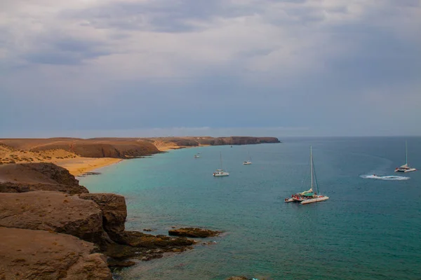 Bela Praia Ilha Lanzarote Aldeia Playa Blanca Com Mar Azul — Fotografia de Stock