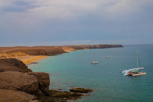 Bela Praia Ilha Lanzarote Aldeia Playa Blanca Com Mar Azul — Fotografia de Stock