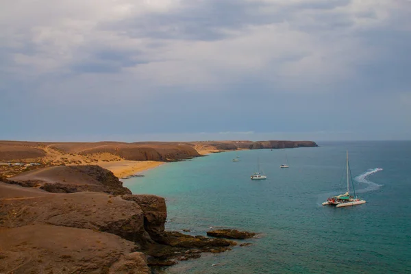 Bela Praia Ilha Lanzarote Aldeia Playa Blanca Com Mar Azul — Fotografia de Stock