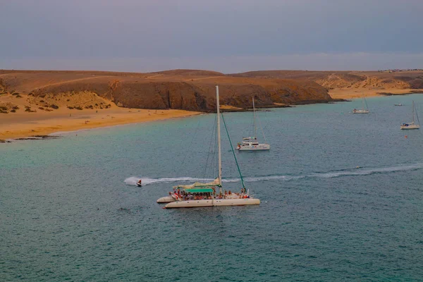 Piękna Plaża Wyspie Lanzarote Miejscowości Playa Blanca Turkusowym Oceanem Piaszczysta — Zdjęcie stockowe