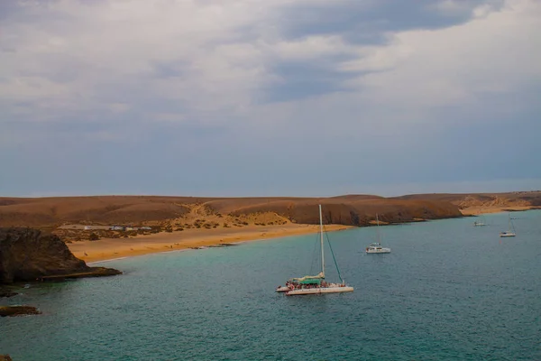 Bela Praia Ilha Lanzarote Aldeia Playa Blanca Com Mar Azul — Fotografia de Stock