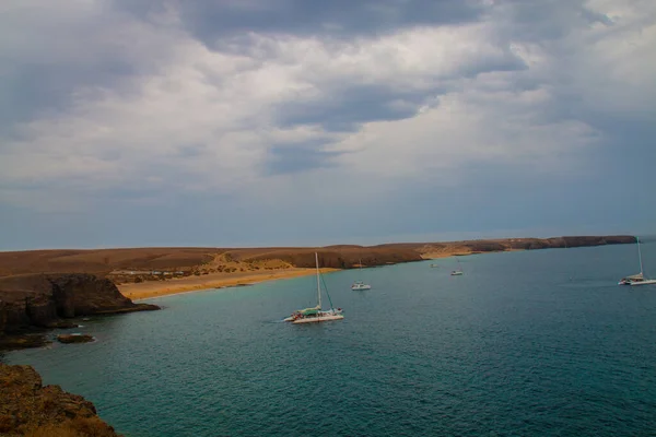 Piękna Plaża Wyspie Lanzarote Miejscowości Playa Blanca Turkusowym Oceanem Piaszczysta — Zdjęcie stockowe