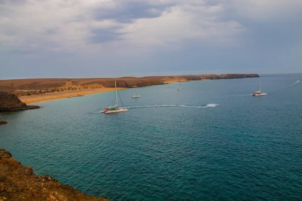 Piękna Plaża Wyspie Lanzarote Miejscowości Playa Blanca Turkusowym Oceanem Piaszczysta — Zdjęcie stockowe