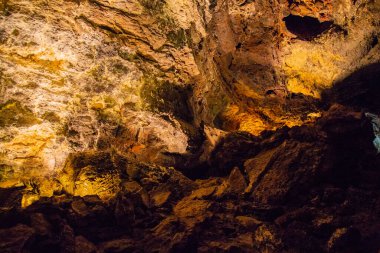 Cueva de Los Verdes, Lanzarote 'deki Yeşil Mağara. Kanarya Adaları. İspanya 'nın Lanzarote adasında inanılmaz bir lav tüneli ve turistik bir eğlence. Mağaraların çok renkli aydınlatması. Güzel mağara. Sarkıtlar eski bir mağarada. 