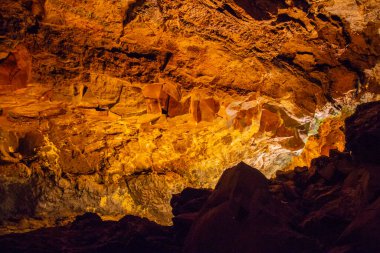 Cueva de Los Verdes, Lanzarote 'deki Yeşil Mağara. Kanarya Adaları. İspanya 'nın Lanzarote adasında inanılmaz bir lav tüneli ve turistik bir eğlence. Mağaraların çok renkli aydınlatması. Güzel mağara. Sarkıtlar eski bir mağarada. 