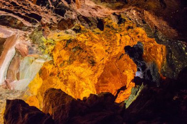 Cueva de Los Verdes, Lanzarote 'deki Yeşil Mağara. Kanarya Adaları. İspanya 'nın Lanzarote adasında inanılmaz bir lav tüneli ve turistik bir eğlence. Mağaraların çok renkli aydınlatması. Güzel mağara. Sarkıtlar eski bir mağarada. 