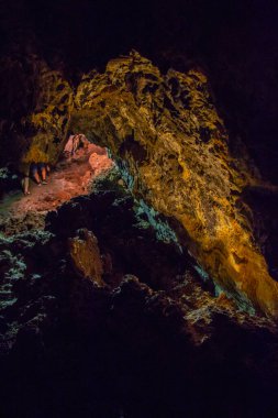 Cueva de Los Verdes, Lanzarote 'deki Yeşil Mağara. Kanarya Adaları. İspanya 'nın Lanzarote adasında inanılmaz bir lav tüneli ve turistik bir eğlence. Mağaraların çok renkli aydınlatması. Güzel mağara. Sarkıtlar eski bir mağarada. 