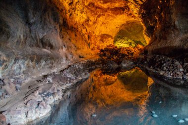 Cueva de Los Verdes, Lanzarote 'deki Yeşil Mağara. Kanarya Adaları. İspanya 'nın Lanzarote adasında inanılmaz bir lav tüneli ve turistik bir eğlence. Mağaraların çok renkli aydınlatması. Güzel mağara. Sarkıtlar eski bir mağarada. 