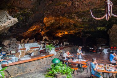 Cueva de Los Verdes, Lanzarote 'deki Yeşil Mağara. Kanarya Adaları. İspanya 'nın Lanzarote adasında inanılmaz bir lav tüneli ve turistik bir eğlence. Mağaraların çok renkli aydınlatması. Güzel mağara. Sarkıtlar eski bir mağarada. 