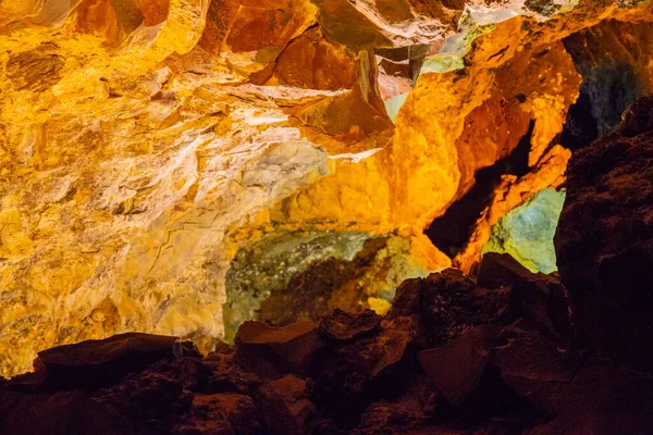 Cueva de Los Verdes, Lanzarote 'deki Yeşil Mağara. Kanarya Adaları. İspanya 'nın Lanzarote adasında inanılmaz bir lav tüneli ve turistik bir eğlence. Mağaraların çok renkli aydınlatması. Güzel mağara. Sarkıtlar eski bir mağarada. 