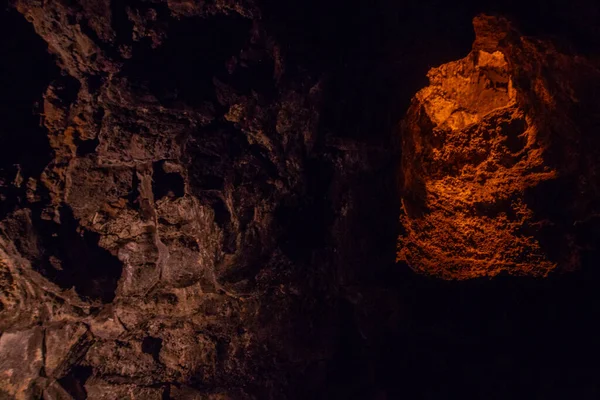 Cueva de Los Verdes, Lanzarote 'deki Yeşil Mağara. Kanarya Adaları. İspanya 'nın Lanzarote adasında inanılmaz bir lav tüneli ve turistik bir eğlence. Mağaraların çok renkli aydınlatması. Güzel mağara. Sarkıtlar eski bir mağarada. 