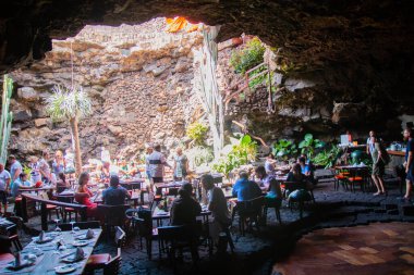 Cueva de Los Verdes, Lanzarote 'deki Yeşil Mağara. Kanarya Adaları. İspanya 'nın Lanzarote adasında inanılmaz bir lav tüneli ve turistik bir eğlence. Mağaraların çok renkli aydınlatması. Güzel mağara. Sarkıtlar eski bir mağarada. 