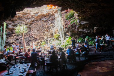Cueva de Los Verdes, Lanzarote 'deki Yeşil Mağara. Kanarya Adaları. İspanya 'nın Lanzarote adasında inanılmaz bir lav tüneli ve turistik bir eğlence. Mağaraların çok renkli aydınlatması. Güzel mağara. Sarkıtlar eski bir mağarada. 