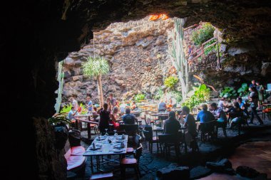 Cueva de Los Verdes, Lanzarote 'deki Yeşil Mağara. Kanarya Adaları. İspanya 'nın Lanzarote adasında inanılmaz bir lav tüneli ve turistik bir eğlence. Mağaraların çok renkli aydınlatması. Güzel mağara. Sarkıtlar eski bir mağarada. 