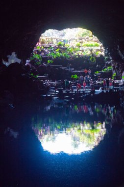 Cueva de Los Verdes, Lanzarote 'deki Yeşil Mağara. Kanarya Adaları. İspanya 'nın Lanzarote adasında inanılmaz bir lav tüneli ve turistik bir eğlence. Mağaraların çok renkli aydınlatması. Güzel mağara. Sarkıtlar eski bir mağarada. 