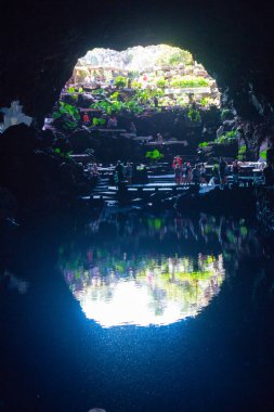 Cueva de Los Verdes, Lanzarote 'deki Yeşil Mağara. Kanarya Adaları. İspanya 'nın Lanzarote adasında inanılmaz bir lav tüneli ve turistik bir eğlence. Mağaraların çok renkli aydınlatması. Güzel mağara. Sarkıtlar eski bir mağarada. 