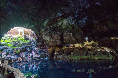 Cueva de Los Verdes, Lanzarote 'deki Yeşil Mağara. Kanarya Adaları. İspanya 'nın Lanzarote adasında inanılmaz bir lav tüneli ve turistik bir eğlence. Mağaraların çok renkli aydınlatması. Güzel mağara. Sarkıtlar eski bir mağarada. 