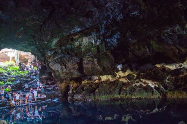 Cueva de Los Verdes, Lanzarote 'deki Yeşil Mağara. Kanarya Adaları. İspanya 'nın Lanzarote adasında inanılmaz bir lav tüneli ve turistik bir eğlence. Mağaraların çok renkli aydınlatması. Güzel mağara. Sarkıtlar eski bir mağarada. 
