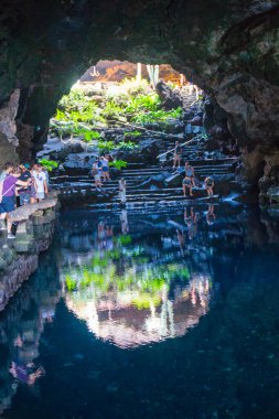 Cueva de Los Verdes, Lanzarote 'deki Yeşil Mağara. Kanarya Adaları. İspanya 'nın Lanzarote adasında inanılmaz bir lav tüneli ve turistik bir eğlence. Mağaraların çok renkli aydınlatması. Güzel mağara. Sarkıtlar eski bir mağarada. 