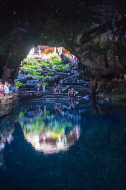 Cueva de Los Verdes, Lanzarote 'deki Yeşil Mağara. Kanarya Adaları. İspanya 'nın Lanzarote adasında inanılmaz bir lav tüneli ve turistik bir eğlence. Mağaraların çok renkli aydınlatması. Güzel mağara. Sarkıtlar eski bir mağarada. 