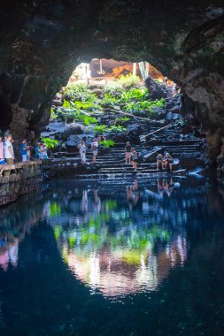 Cueva de Los Verdes, Lanzarote 'deki Yeşil Mağara. Kanarya Adaları. İspanya 'nın Lanzarote adasında inanılmaz bir lav tüneli ve turistik bir eğlence. Mağaraların çok renkli aydınlatması. Güzel mağara. Sarkıtlar eski bir mağarada. 