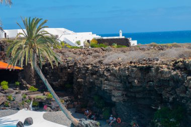 Cueva de Los Verdes, Lanzarote 'deki Yeşil Mağara. Kanarya Adaları. İspanya 'nın Lanzarote adasında inanılmaz bir lav tüneli ve turistik bir eğlence. Mağaraların çok renkli aydınlatması. Güzel mağara. Sarkıtlar eski bir mağarada. 