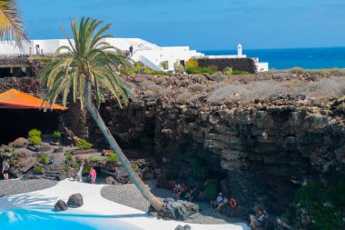 Cueva de Los Verdes, Lanzarote 'deki Yeşil Mağara. Kanarya Adaları. İspanya 'nın Lanzarote adasında inanılmaz bir lav tüneli ve turistik bir eğlence. Mağaraların çok renkli aydınlatması. Güzel mağara. Sarkıtlar eski bir mağarada. 