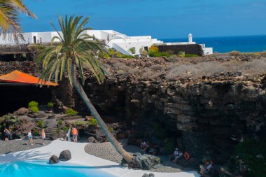 Cueva de Los Verdes, Lanzarote 'deki Yeşil Mağara. Kanarya Adaları. İspanya 'nın Lanzarote adasında inanılmaz bir lav tüneli ve turistik bir eğlence. Mağaraların çok renkli aydınlatması. Güzel mağara. Sarkıtlar eski bir mağarada. 