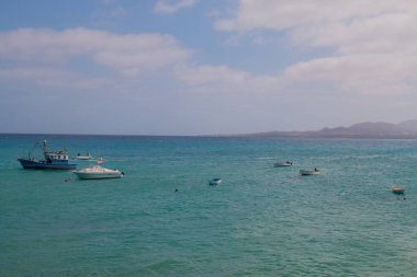 Lanzarote, Kanarya Adası 'ndaki iki ana kasabanın resimleri: Haria ve Teguise, ikisi de eski beyaz mimari ve basit yaşamla. Tipik yeşil pencereli ve kapılı beyaz evler.