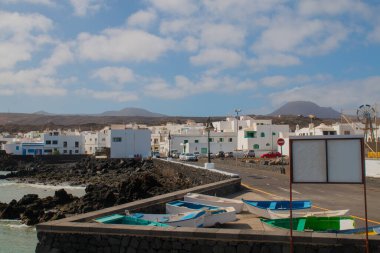 Lanzarote, Kanarya Adası 'ndaki iki ana kasabanın resimleri: Haria ve Teguise, ikisi de eski beyaz mimari ve basit yaşamla. Tipik yeşil pencereli ve kapılı beyaz evler.