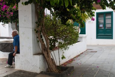 Lanzarote, Kanarya Adası 'ndaki iki ana kasabanın resimleri: Haria ve Teguise, ikisi de eski beyaz mimari ve basit yaşamla. Tipik yeşil pencereli ve kapılı beyaz evler.